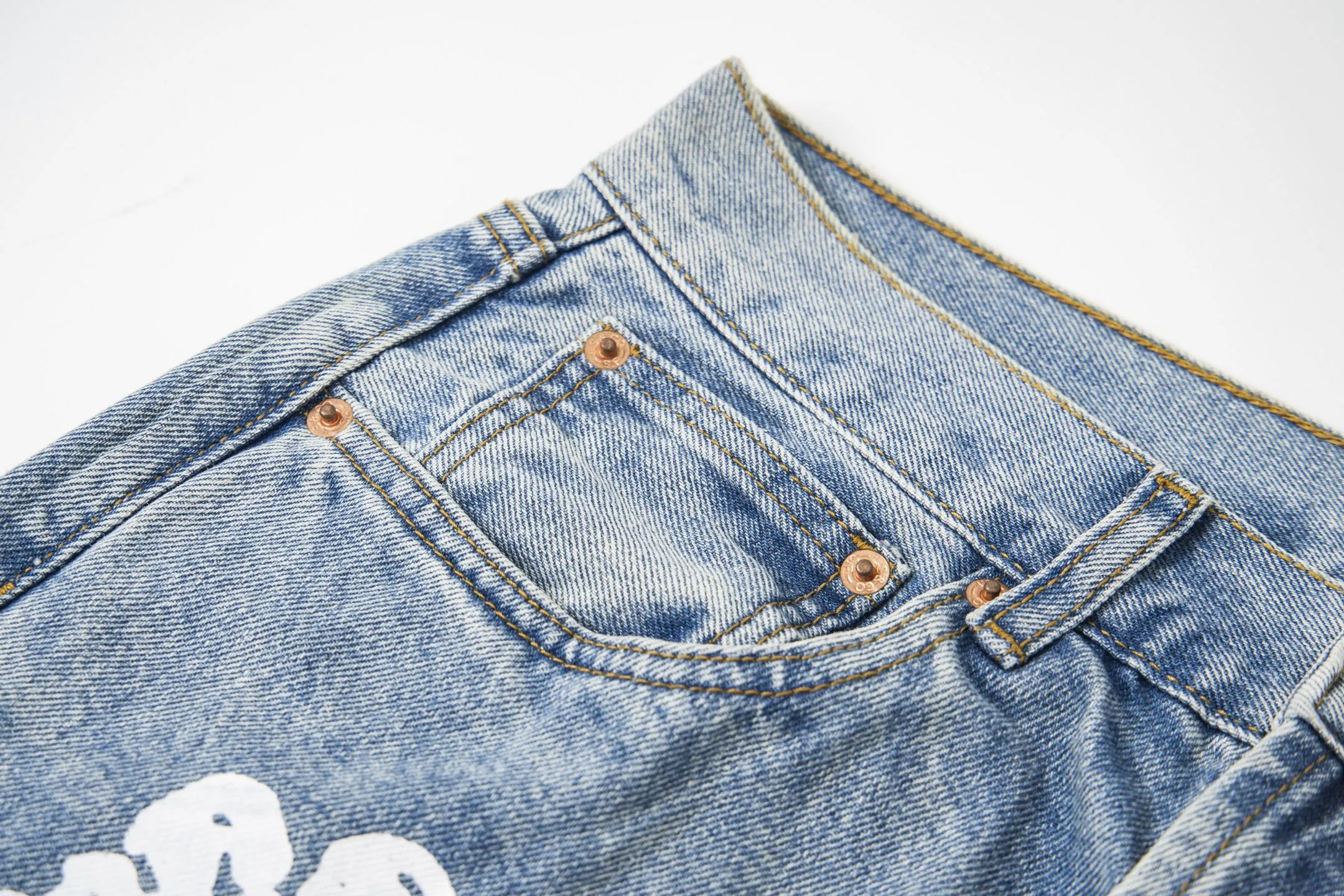 #8197 P220💰 DENIM TEARS Kapok American niche brand printed washed straight jeans. Produced by a major washed factory. Full of high-end feel. Knee part destroyed design with patchwork design. Already used as facade design. Leather waist nameplate. The focus of this style is not on washing, but on the destroyed shape and version. The secret lies in the craftsmanship of the master. The cost of post-production grinding, machining, knife cutting, etc. is far beyond comparison with assembly line products. Color: black, blue, gray. Size: 28-36 (corresponding to S-XXL)